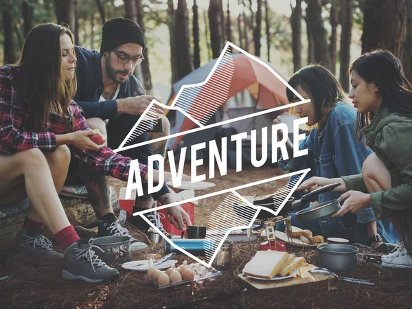 Amigos cocinando al aire libre en el bosque — Foto de Stock