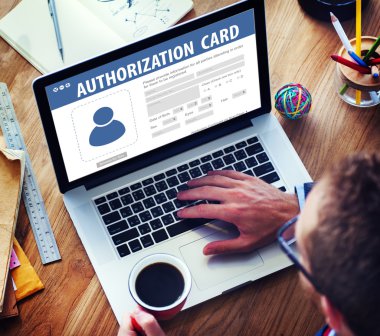 dizüstü bilgisayar kullanan adam