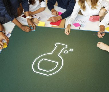 Öğrenciler üniversitede beyin fırtınası