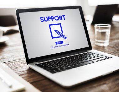 ahşap masa üstünde açılan laptop