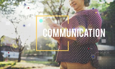 Kıdemli Asyalı kadın kullanarak telefon