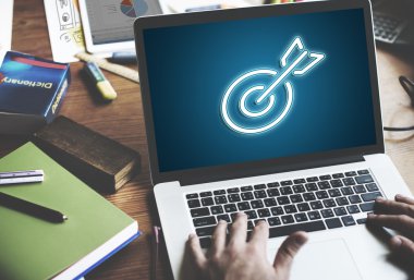 Erkek el dizüstü bilgisayarda yazarak