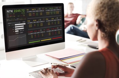 işkadını üstünde bilgisayar borsa ile çalışma