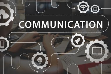 Kafede bilgisayar ile çalışan kadın