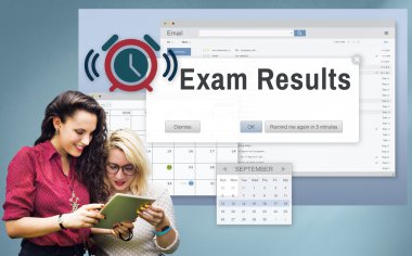 Dijital tablet kullanan kız öğrenciler