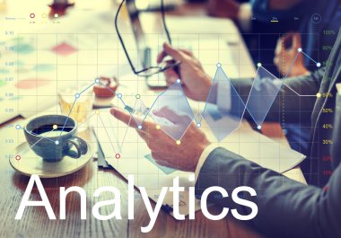 Cep telefonu ve Analytics hizmetlerini kullanmaya işadamı