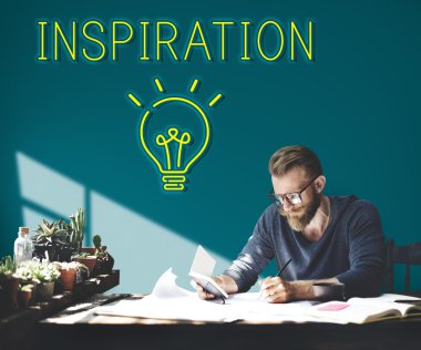 Not Çalışma masasında adam