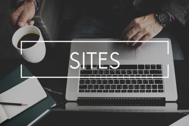 laptop ve kahve ile işadamı