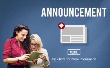 Dijital tablet kullanan kız öğrenciler