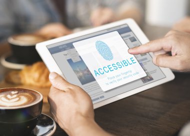 Adam kafede dijital tablet kullanma