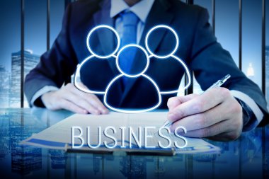 Belgelerle çalışan bir işadamı