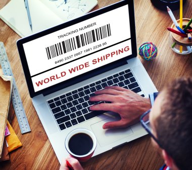 İşadamı dizüstü bilgisayarla çalışıyor