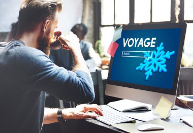 adam içme kahve ve çalışma 