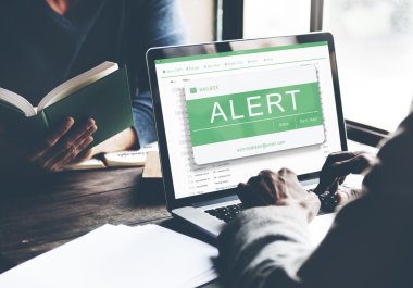 Dizüstü bilgisayarla çalışan adam 