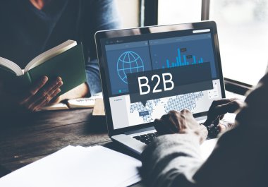 Dizüstü bilgisayarla çalışan adam 