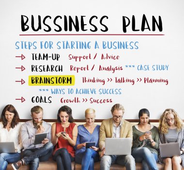 aygıtlar ve iş planı ile insanlar oturup