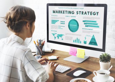 Genç bilgisayar ile çalışma