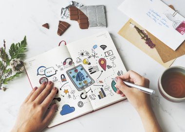 Notlar için dizüstü bilgisayar kullanan kişi