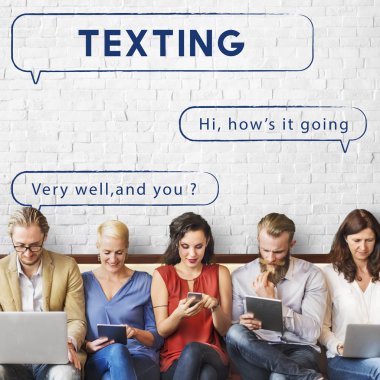 aygıtlar ve manifatura ile insanlar oturup