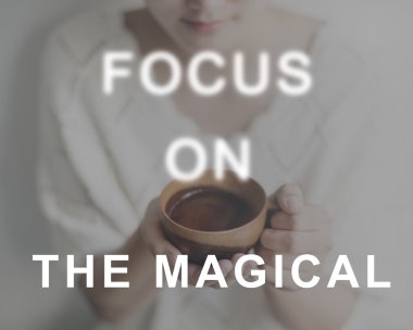 Çay bardağı ile Asya şirin kız