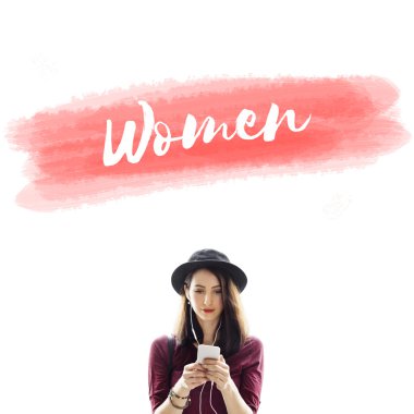 Akıllı telefon tarama şapkalı kadın