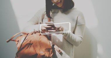 kadın kahverengi sırt çantası ile