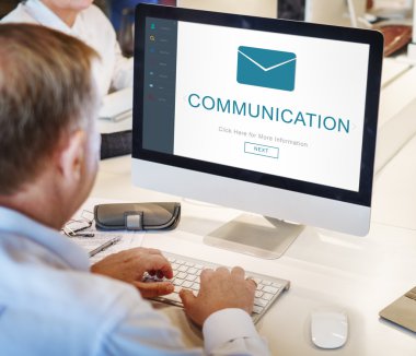 Olgun iş adamı bilgisayarda çalışıyor.