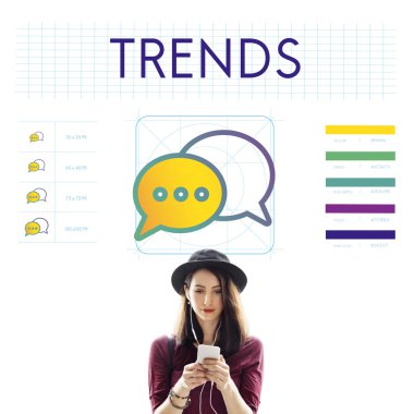 Akıllı telefon tarama şapkalı kadın