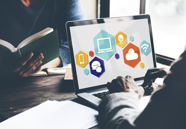 Человек работает с ноутбуком 