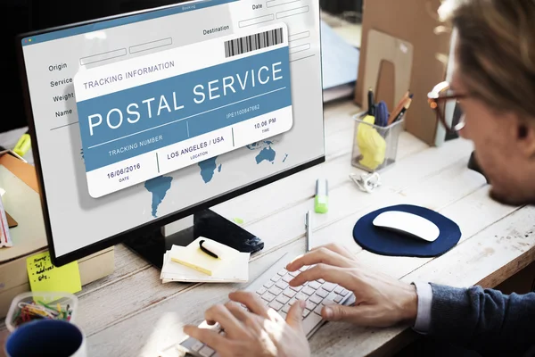 Homme d'affaires travaillant sur ordinateur avec le service postal — Photo