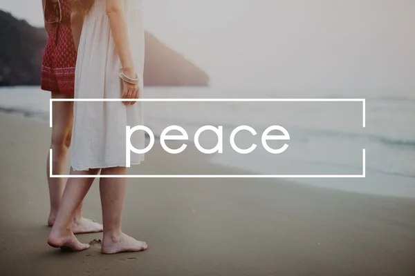 Women barefoot at beach — Stock Photo, Image