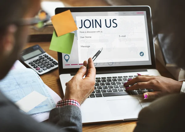 Uomini d'affari che lavorano e discutono idee — Foto Stock