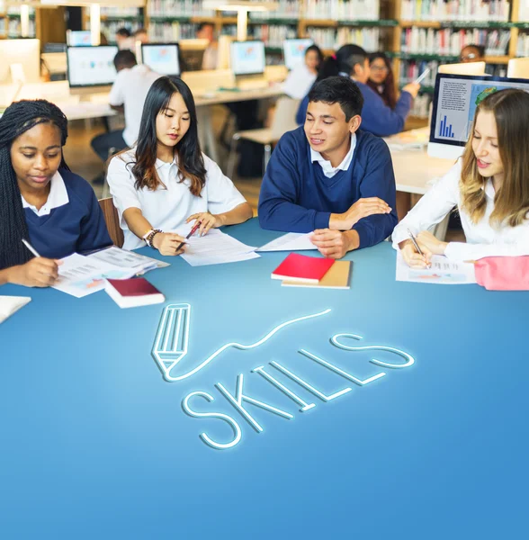 Diversidade estudantes em sala de aula — Fotografia de Stock