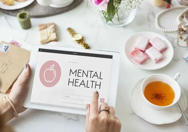 Vrouw die tablet gebruikt — Stockfoto