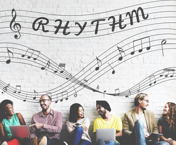 Diversity friends near wall with Rhythm — Stock Photo, Image