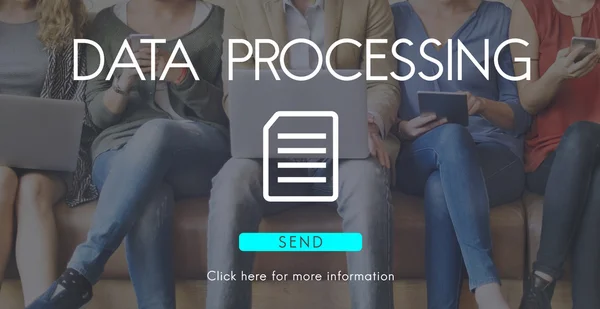 데이터 처리와 앉아 — 스톡 사진