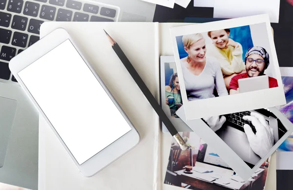 Fotokaarten en smartphone op tafel — Stockfoto
