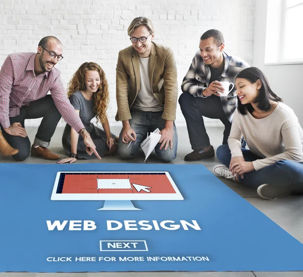 Designers que trabalham com cartaz e web design — Fotografia de Stock