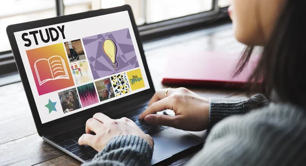 Vrouw werkt met laptop — Stockfoto