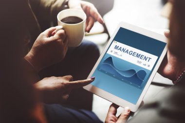 İnsanlar kahve molası internet tarama 