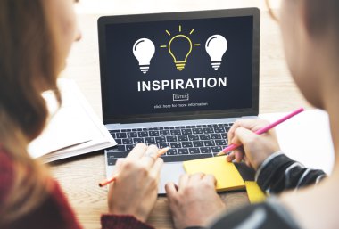 laptop ile çalışan kızlar