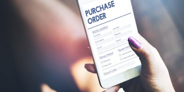 Mobil tutan eller kadın