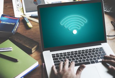 Erkek el dizüstü bilgisayarda yazarak