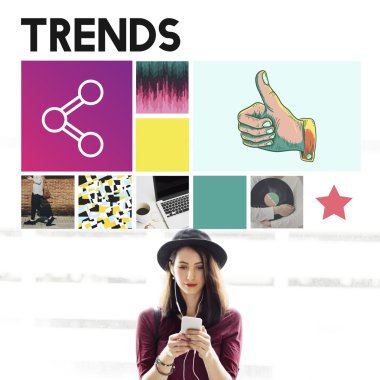 Akıllı telefon tarama şapkalı kadın