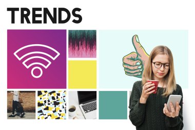 smartphone ve kırmızı Kupası kızla