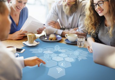 insanlar sosyal ağ hakkında tartışıyor