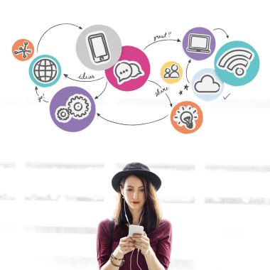 Akıllı telefon tarama şapkalı kadın