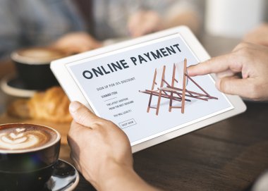 Adam kafede dijital tablet kullanma