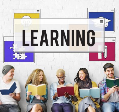 Gençler holding kitaplar