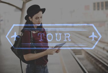 Dijital tablet tarama şapkalı kadın